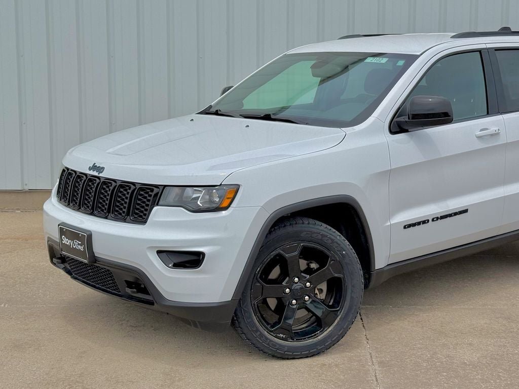 Used 2020 Jeep Grand Cherokee Laredo AWD/4WD image 2