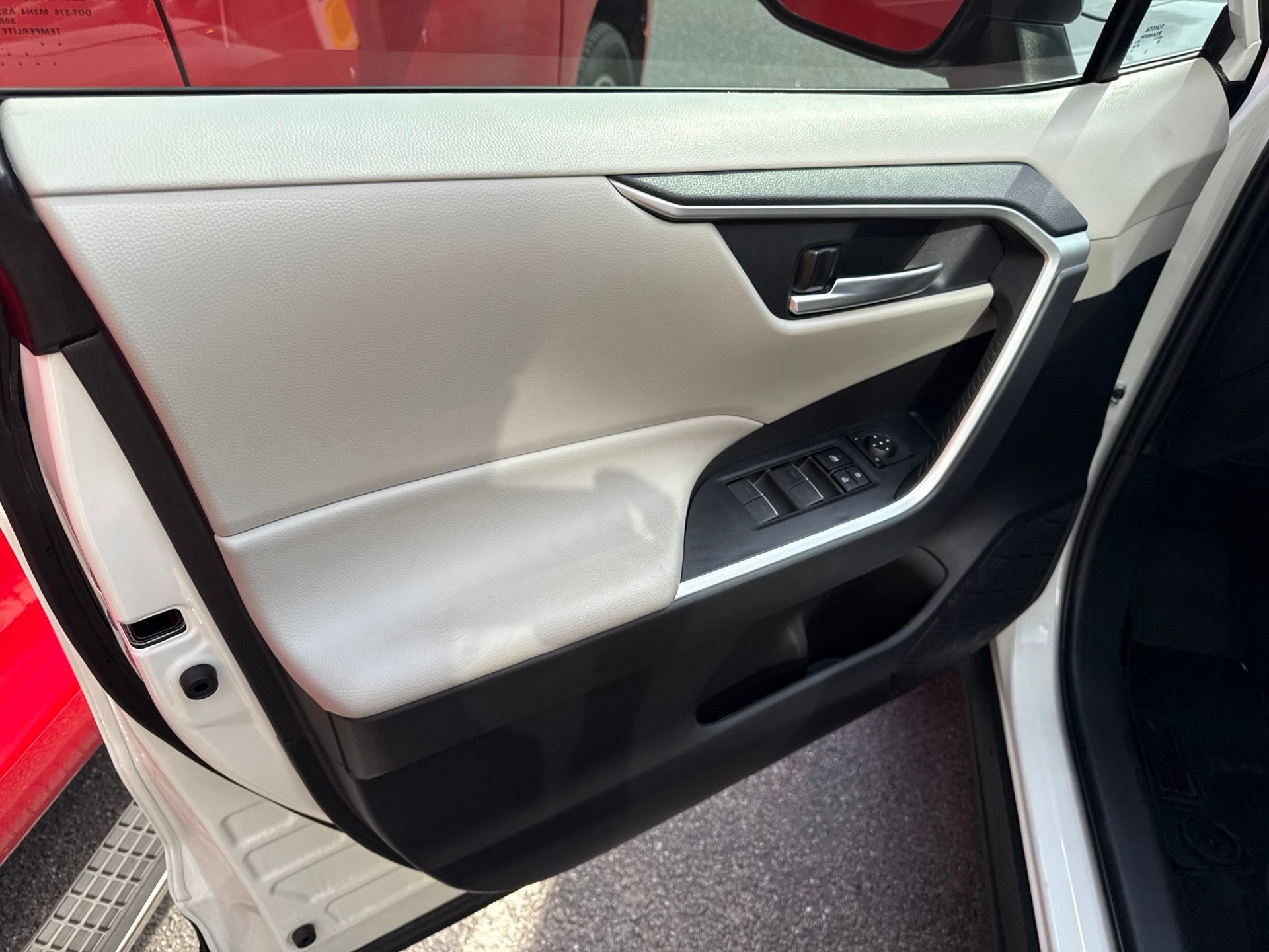 Used 2024 Toyota RAV4 XLE w/ Convenience Package FWD image 12