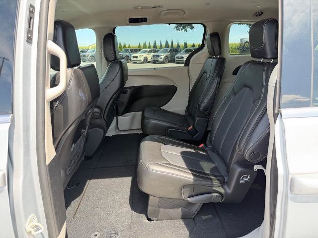 Used 2023 Chrysler Pacifica Touring-L AWD/4WD image 17