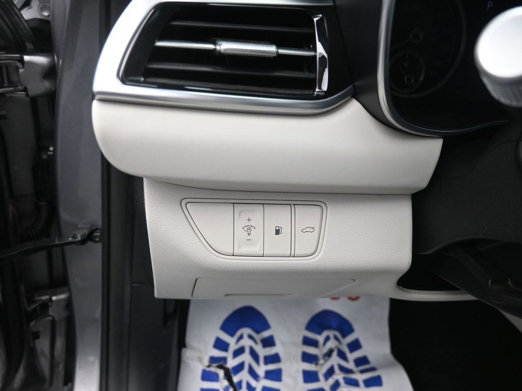 Used 2025 Genesis G70 2.5T image 19