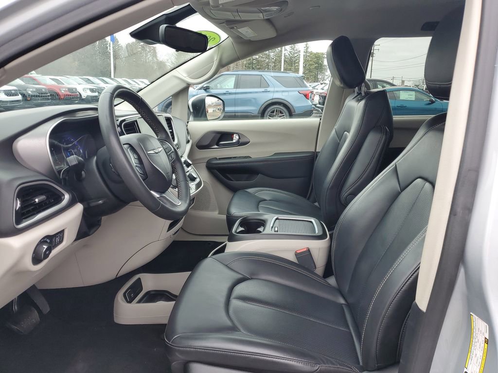 Used 2023 Chrysler Pacifica Touring-L image 8