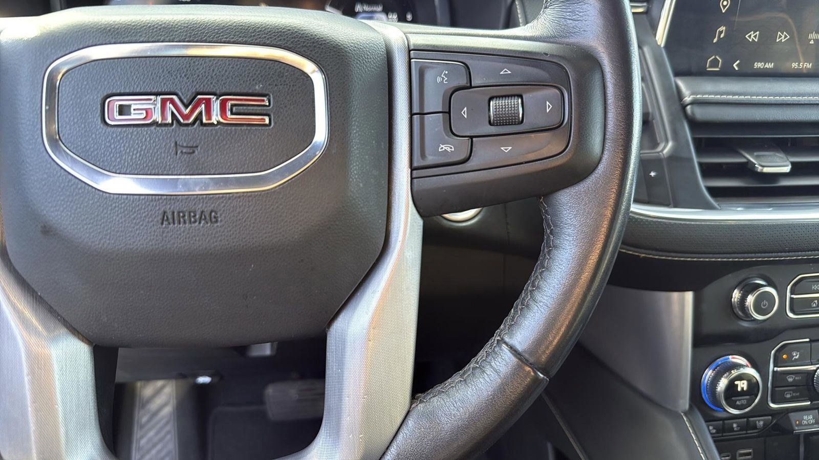 Used 2023 GMC Yukon XL SLT image 13