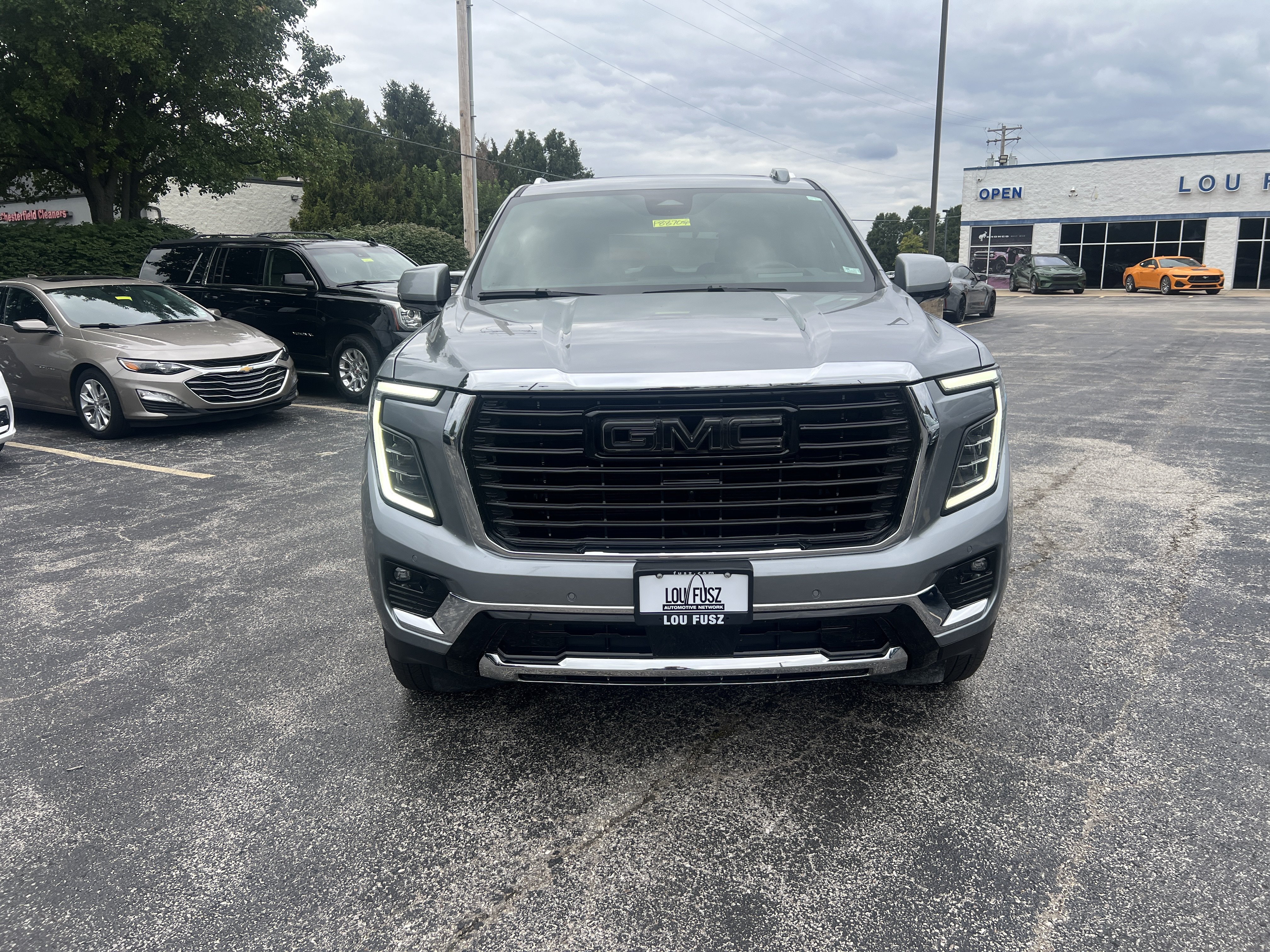 Used 2025 GMC Yukon Elevation w/ Elevation Premium Package AWD/4WD image 3