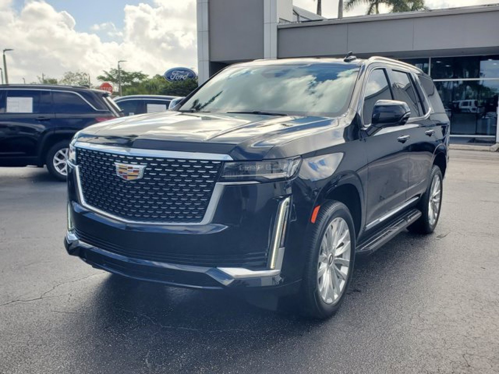 Used 2022 Cadillac Escalade Luxury image 3