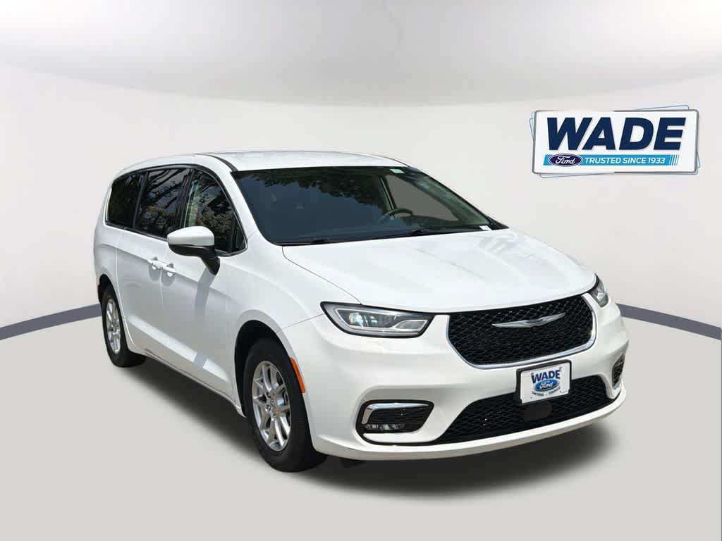 Used 2023 Chrysler Pacifica Touring-L FWD image 3