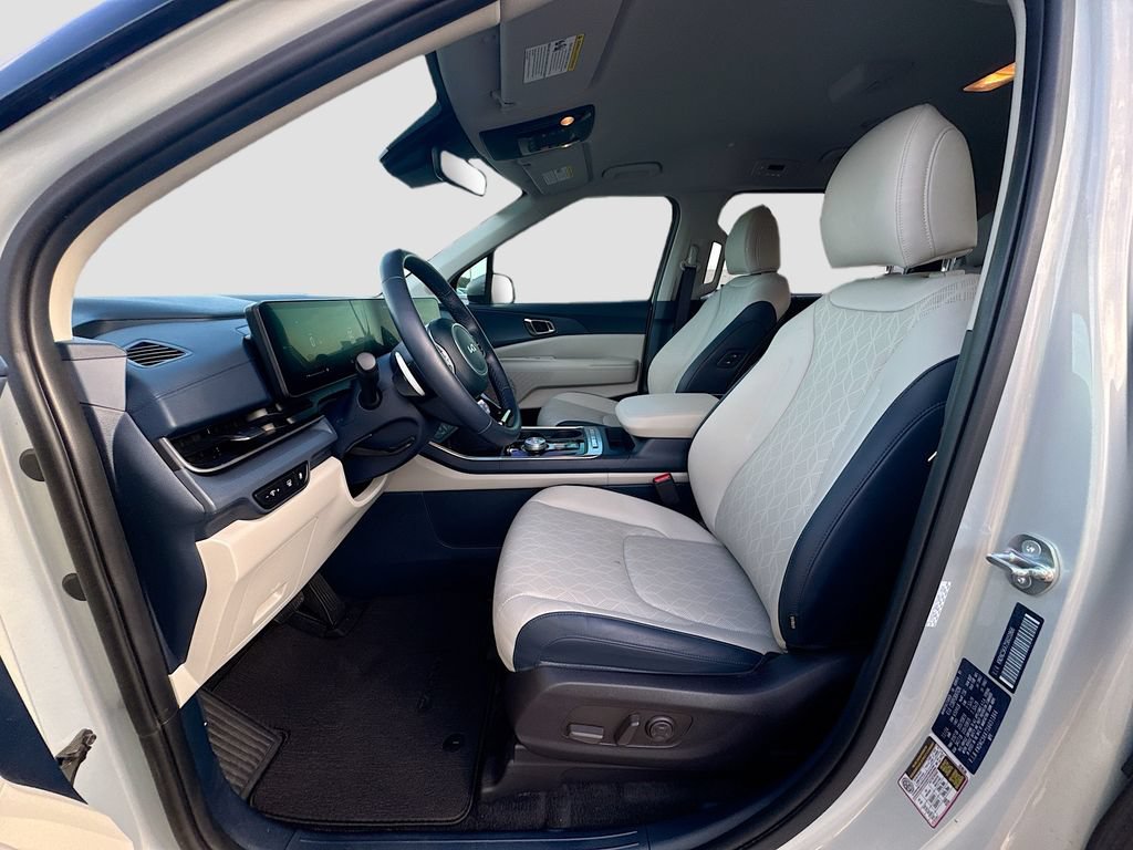 Used 2025 Kia Carnival EX FWD image 21
