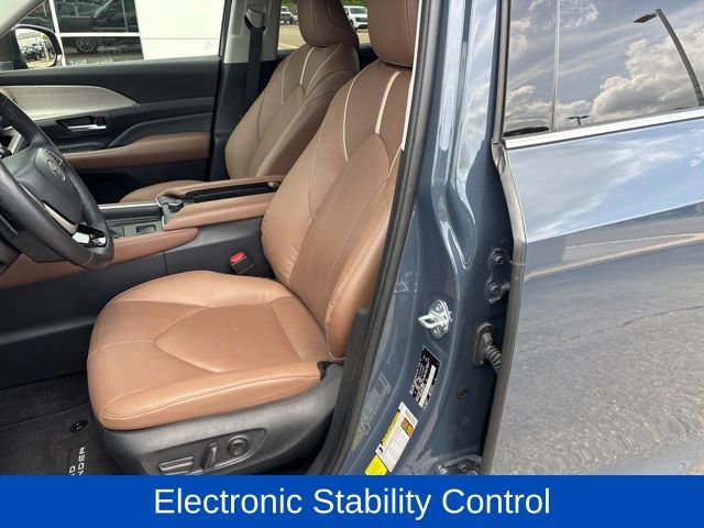 Used 2025 Toyota Grand Highlander AWD image 13