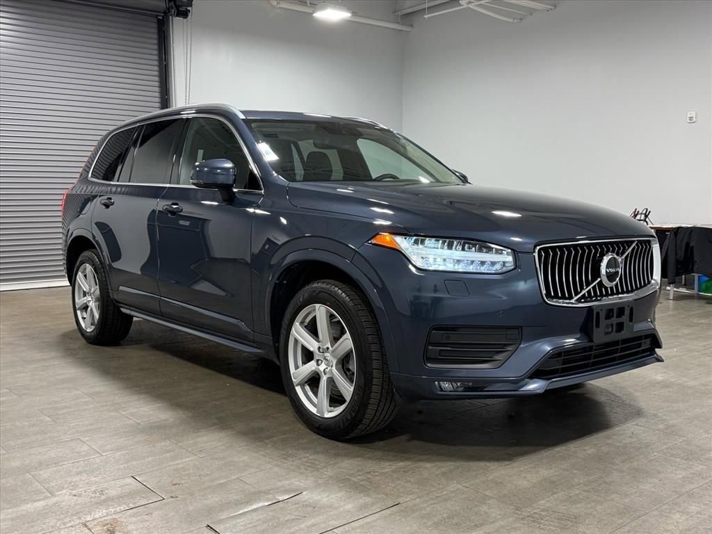 Used 2022 Volvo XC90 T5 Momentum image 2