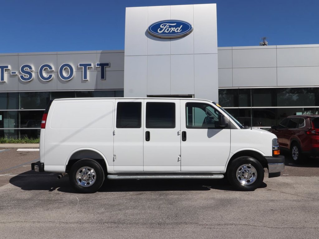 Used 2025 Chevrolet Express 2500 w/ Driver Convenience Package RWD image 17