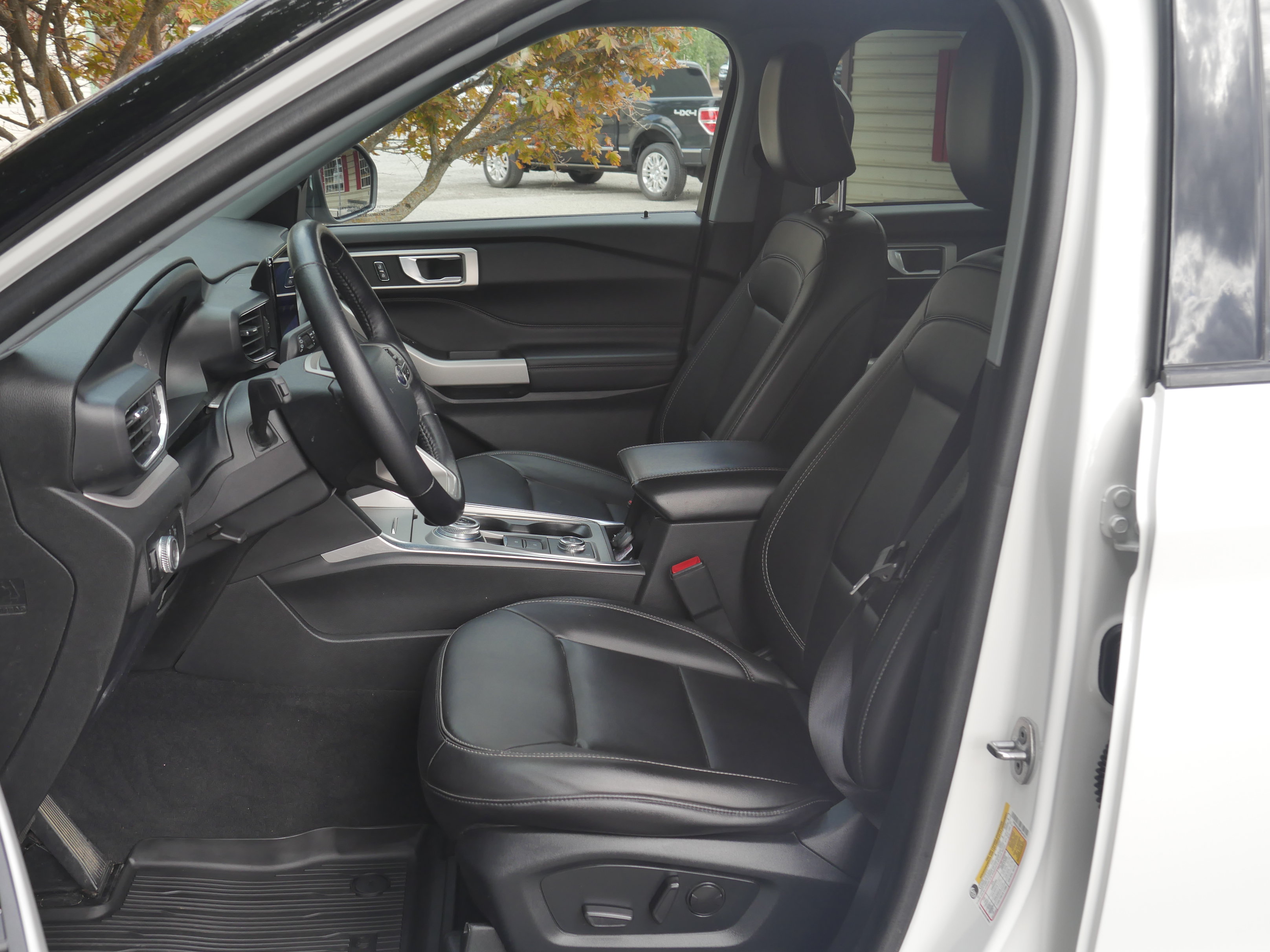 Certified 2023 Ford Explorer XLT AWD/4WD image 3