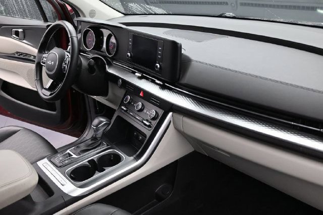Used 2024 Kia Carnival LX FWD image 15