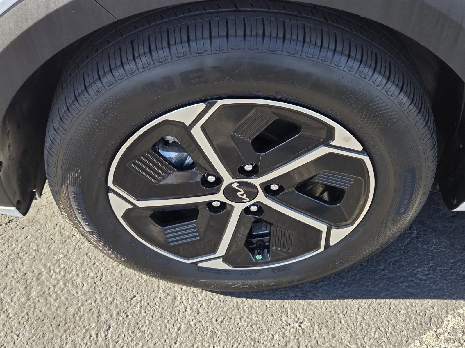 Used 2024 Kia Niro EX image 9