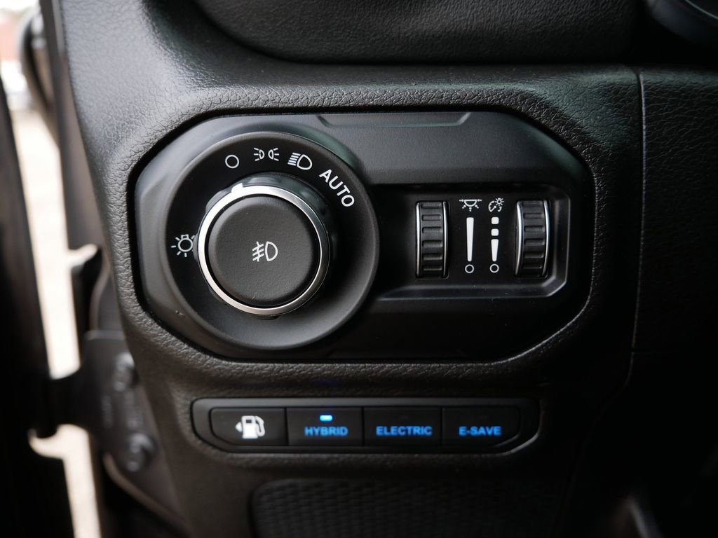 Used 2022 Jeep Wrangler Unlimited Sahara w/ Cold Weather Group image 16