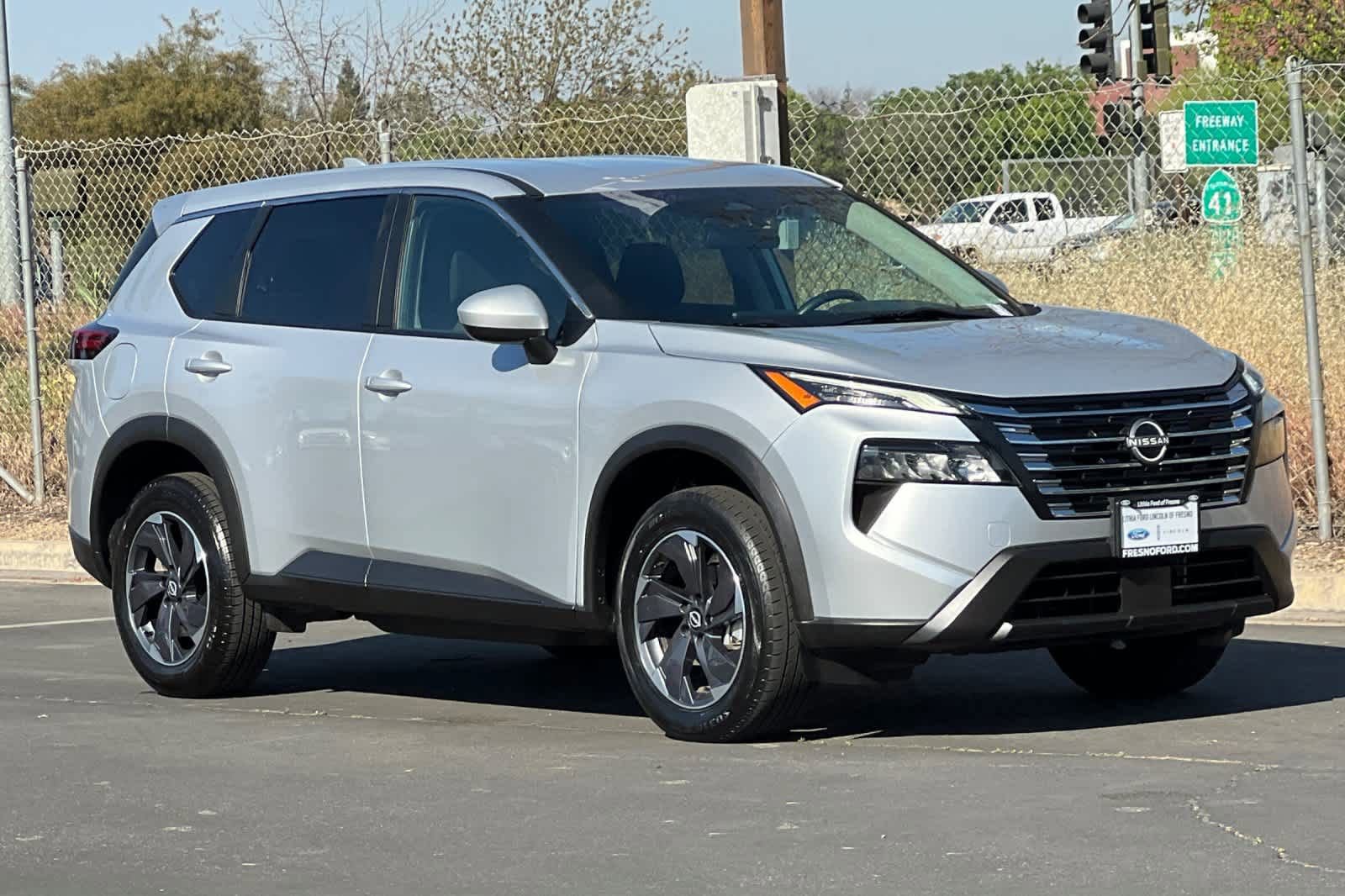 Used 2024 Nissan Rogue SV image 7