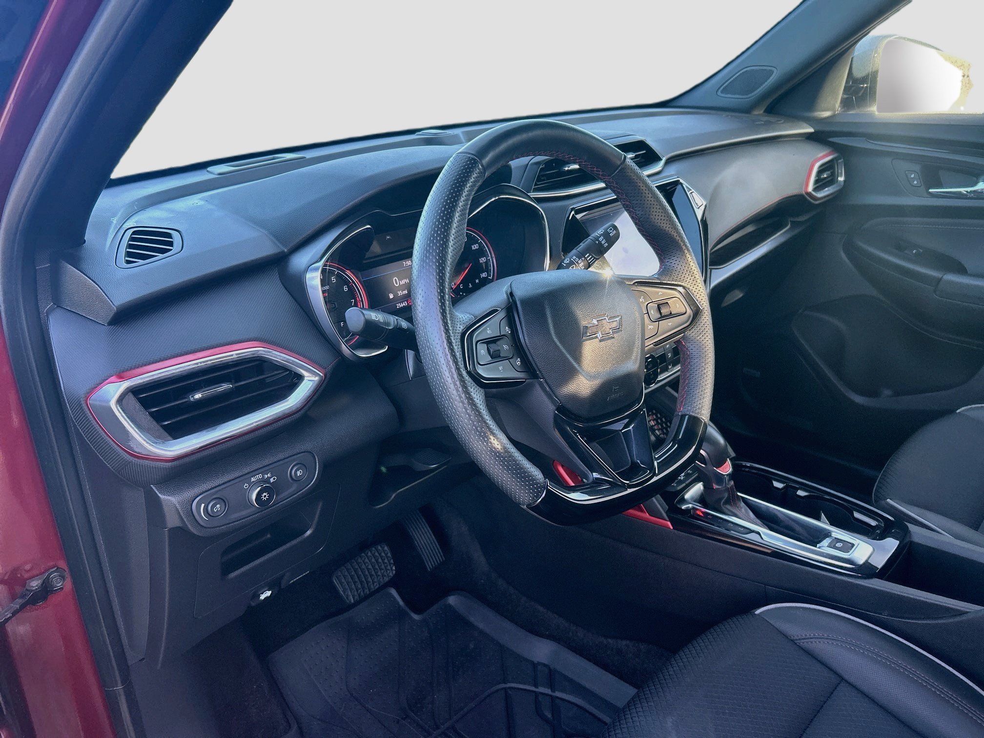 Used 2023 Chevrolet TrailBlazer RS w/ Sun and Liftgate Package FWD image 9