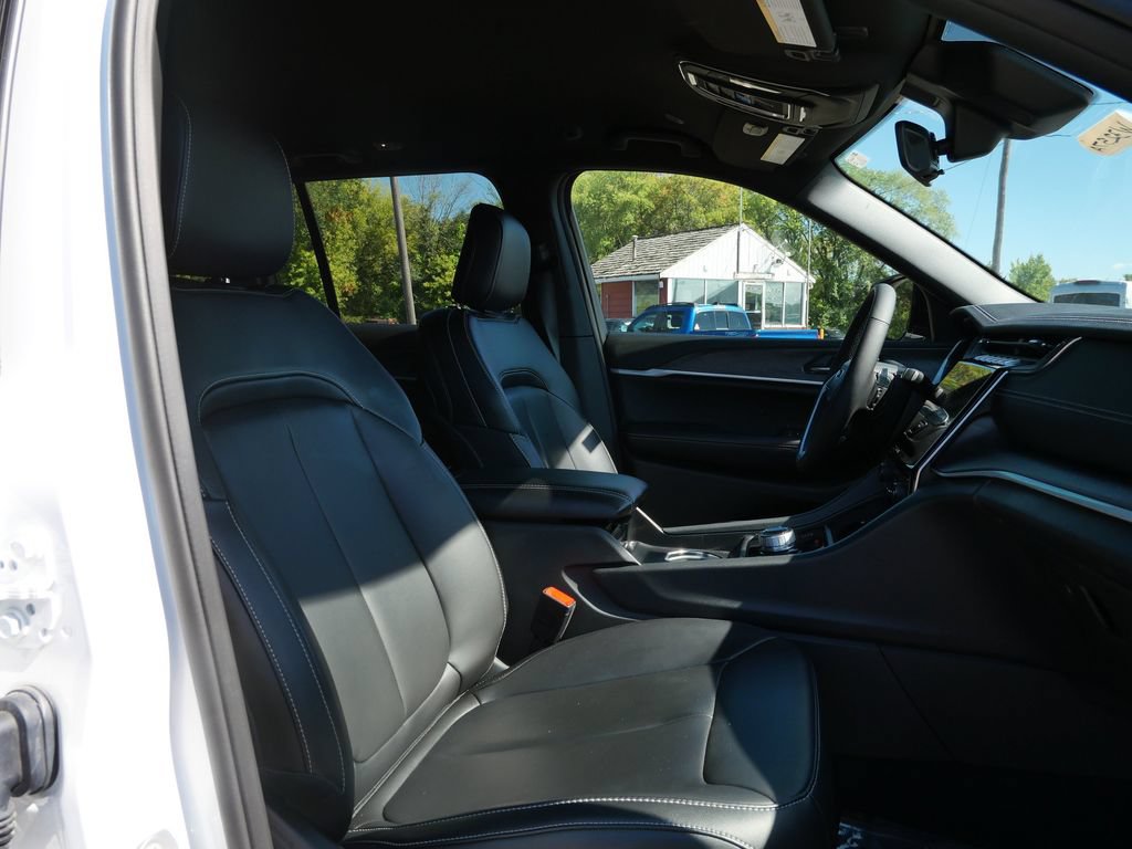 Used 2025 Jeep Grand Cherokee Limited w/ Black Appearance Package AWD/4WD image 12