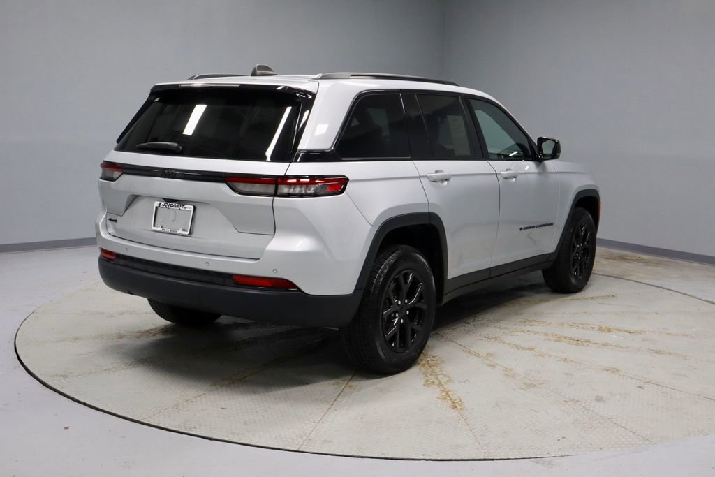 Used 2024 Jeep Grand Cherokee Altitude AWD/4WD image 12