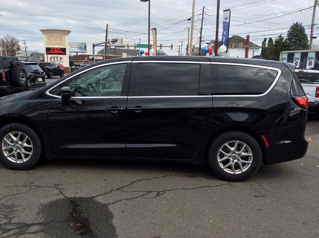 Used 2024 Chrysler Pacifica Touring-L image 7