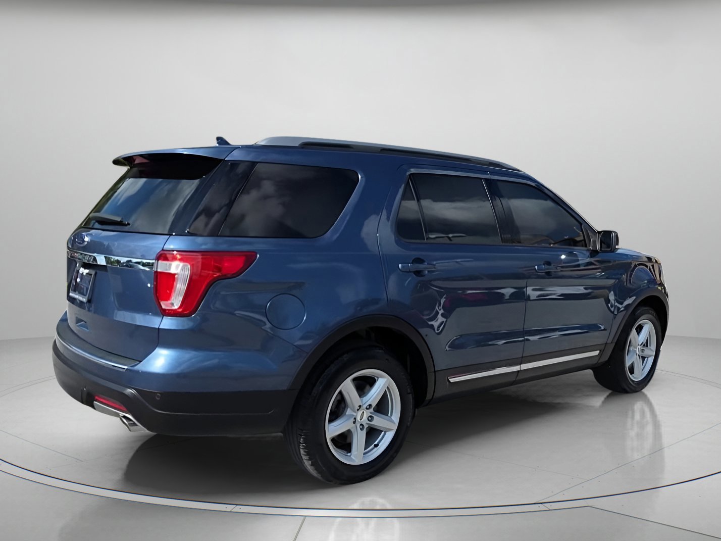 Certified 2018 Ford Explorer XLT w/ Equipment Group 202A image 21