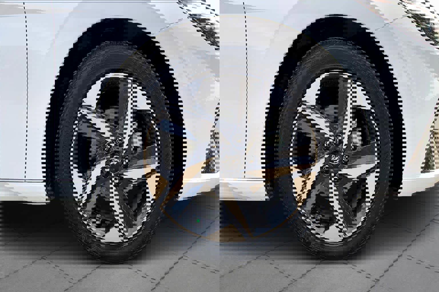 Used 2023 Hyundai Elantra Limited image 12