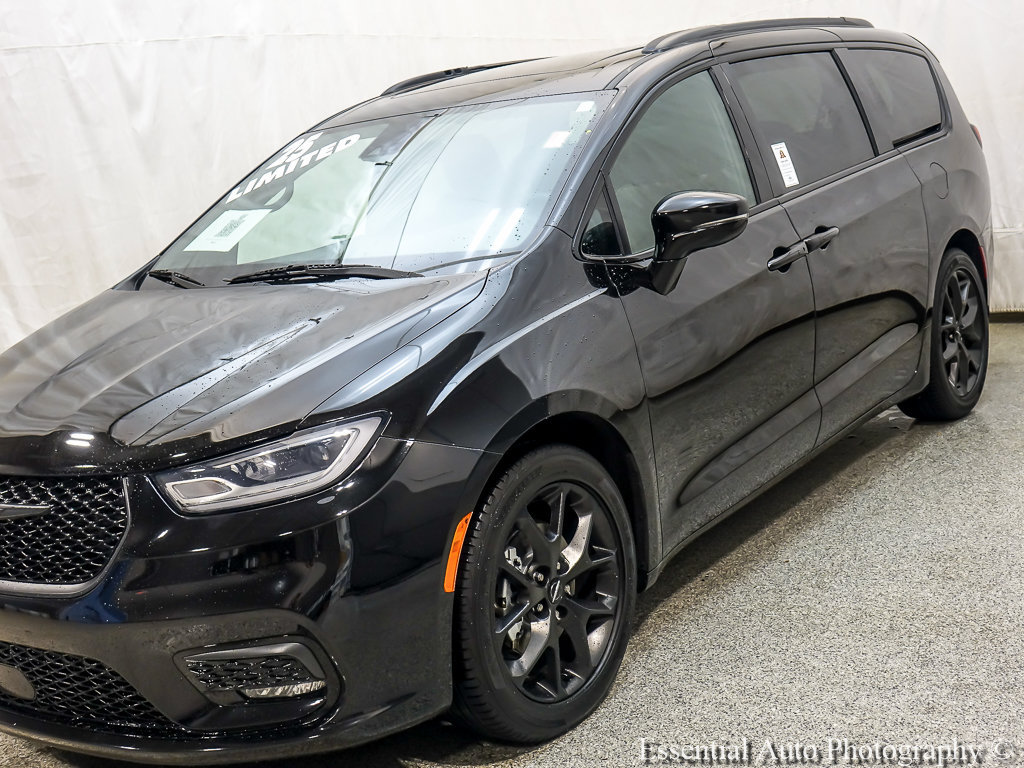 Used 2025 Chrysler Pacifica Limited FWD image 4