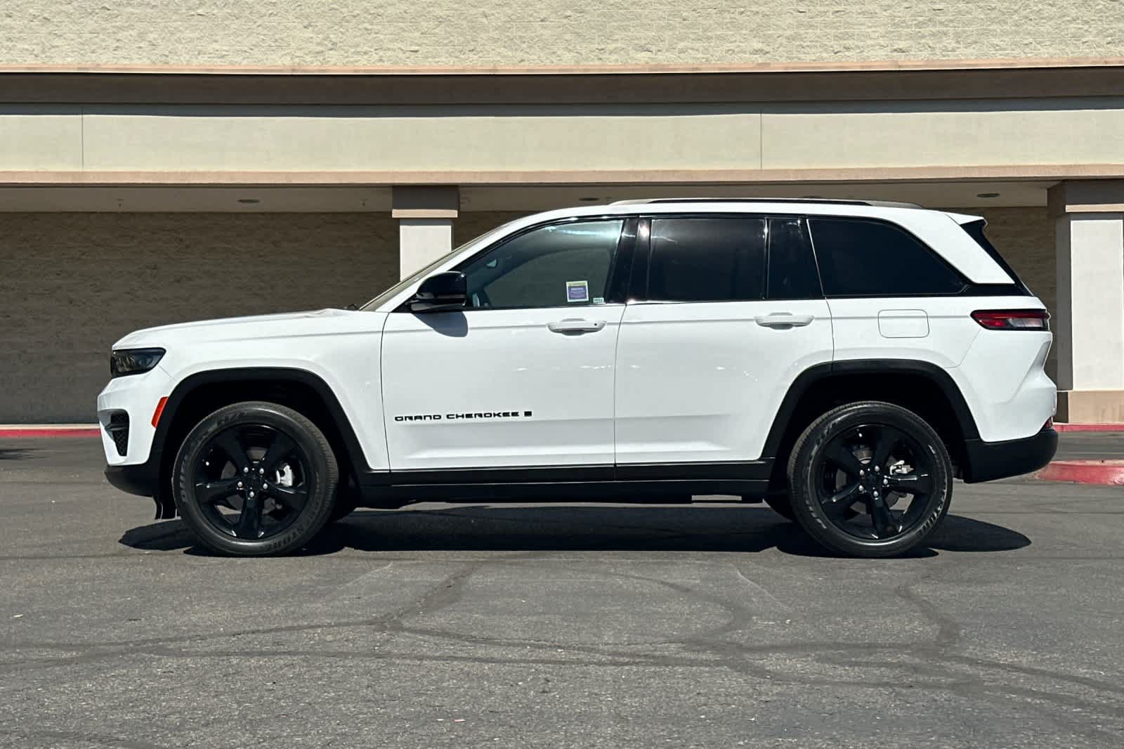 Used 2023 Jeep Grand Cherokee Altitude AWD/4WD image 6