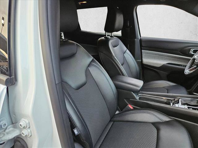 Used 2025 Jeep Compass Latitude image 24
