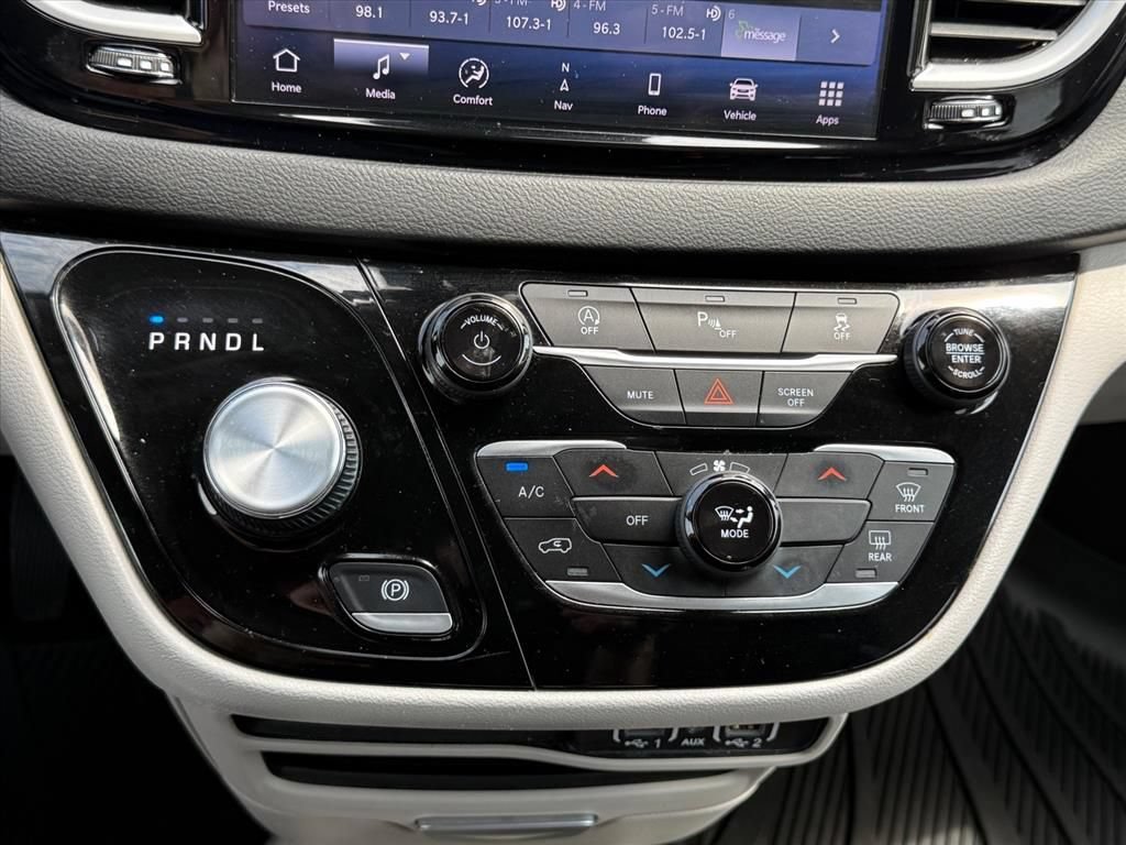 Used 2023 Chrysler Voyager LX FWD image 18