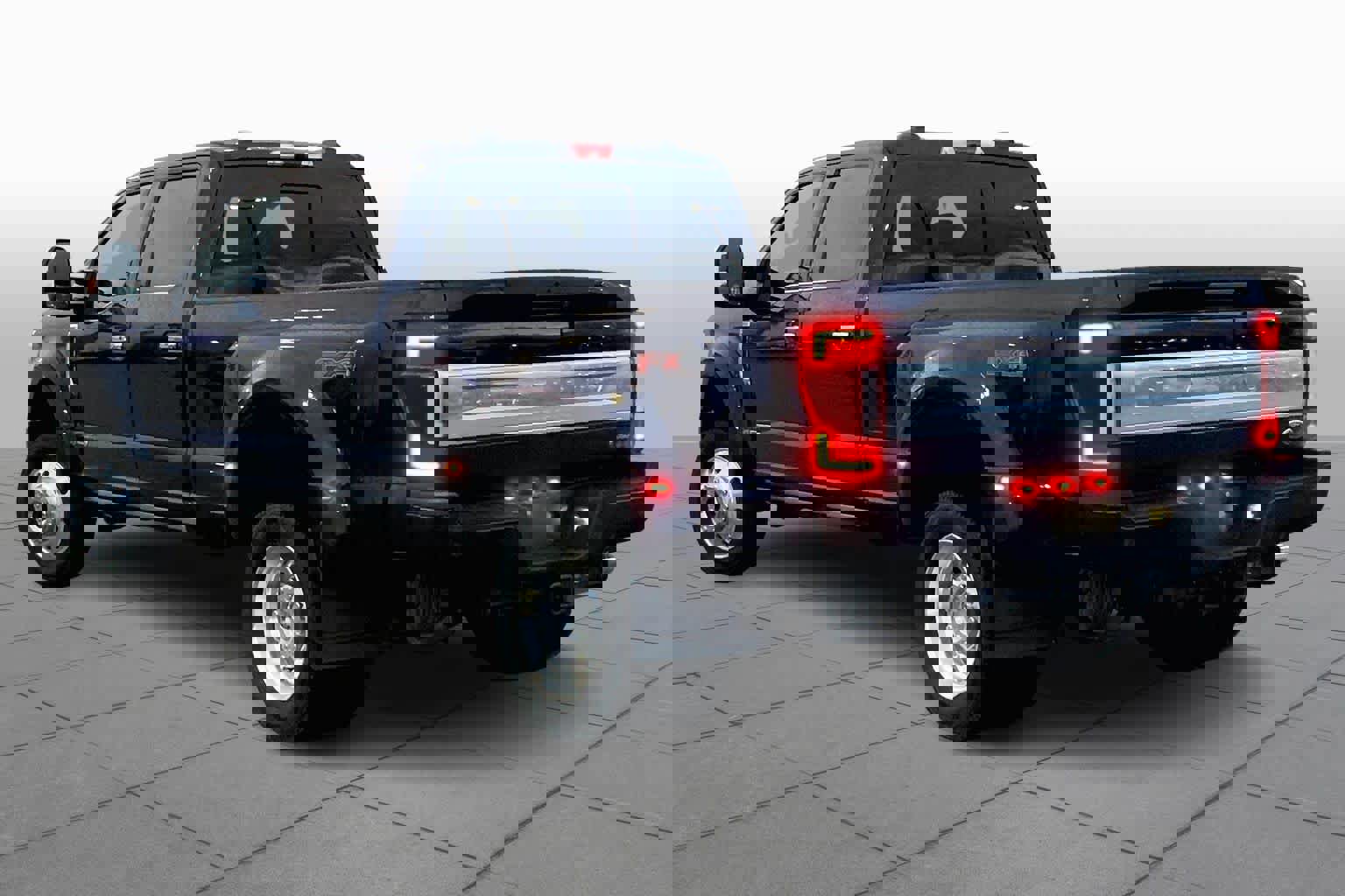 Certified 2022 Ford F450 Platinum w/ FX4 Off-Road Package image 4