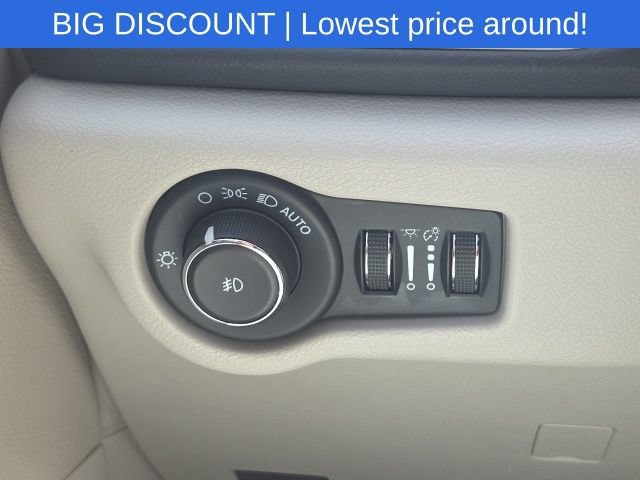 Used 2023 Chrysler Pacifica Touring-L FWD image 31