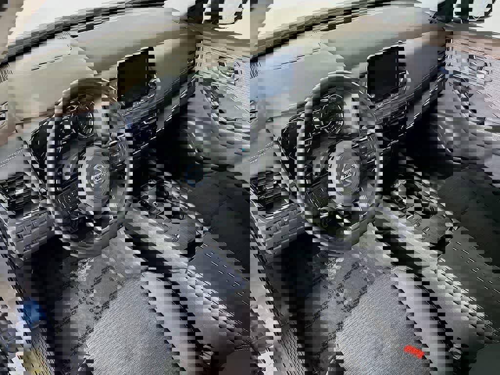 Used 2021 Nissan Rogue SV image 2