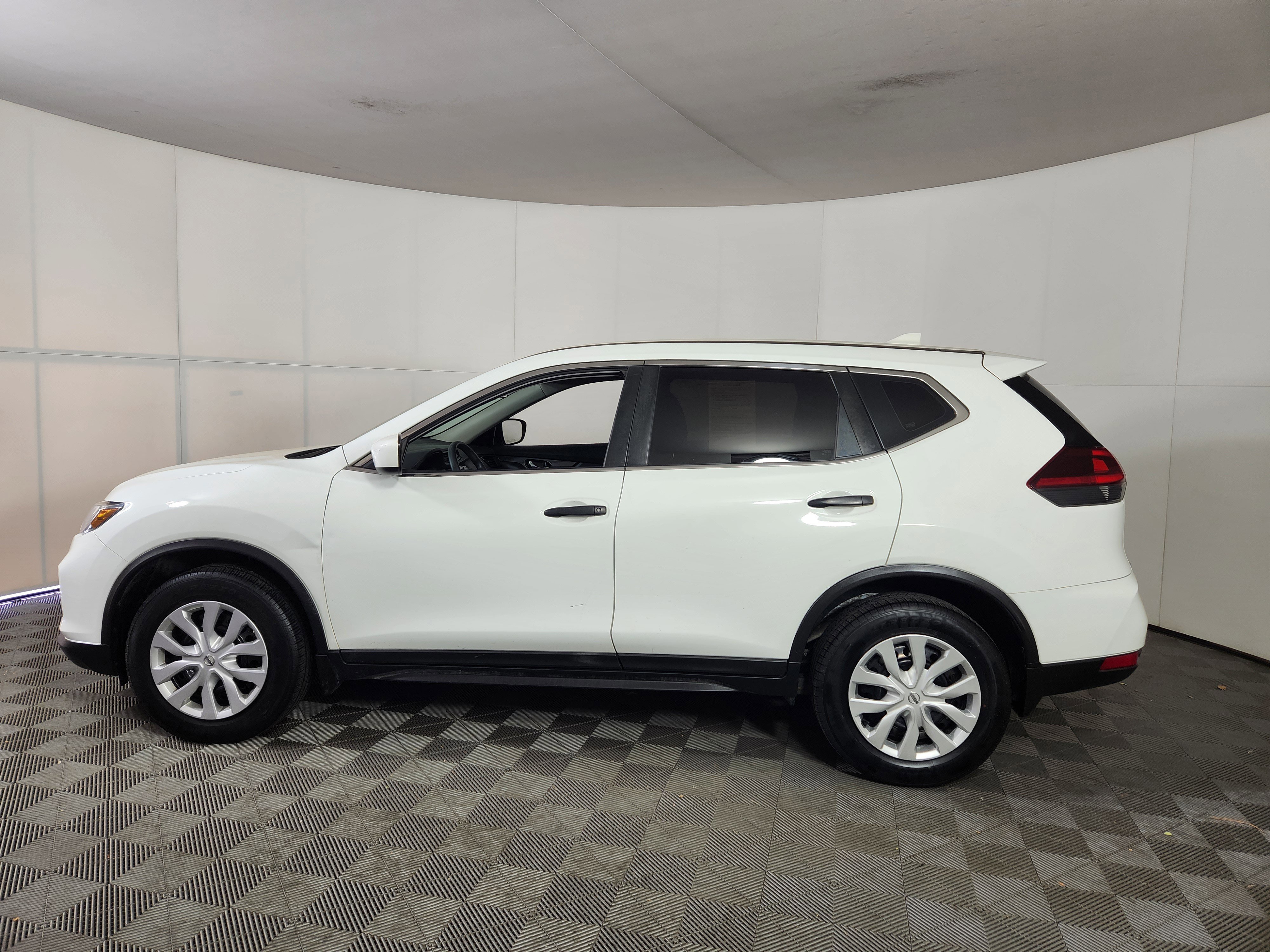 Used 2018 Nissan Rogue S image 2