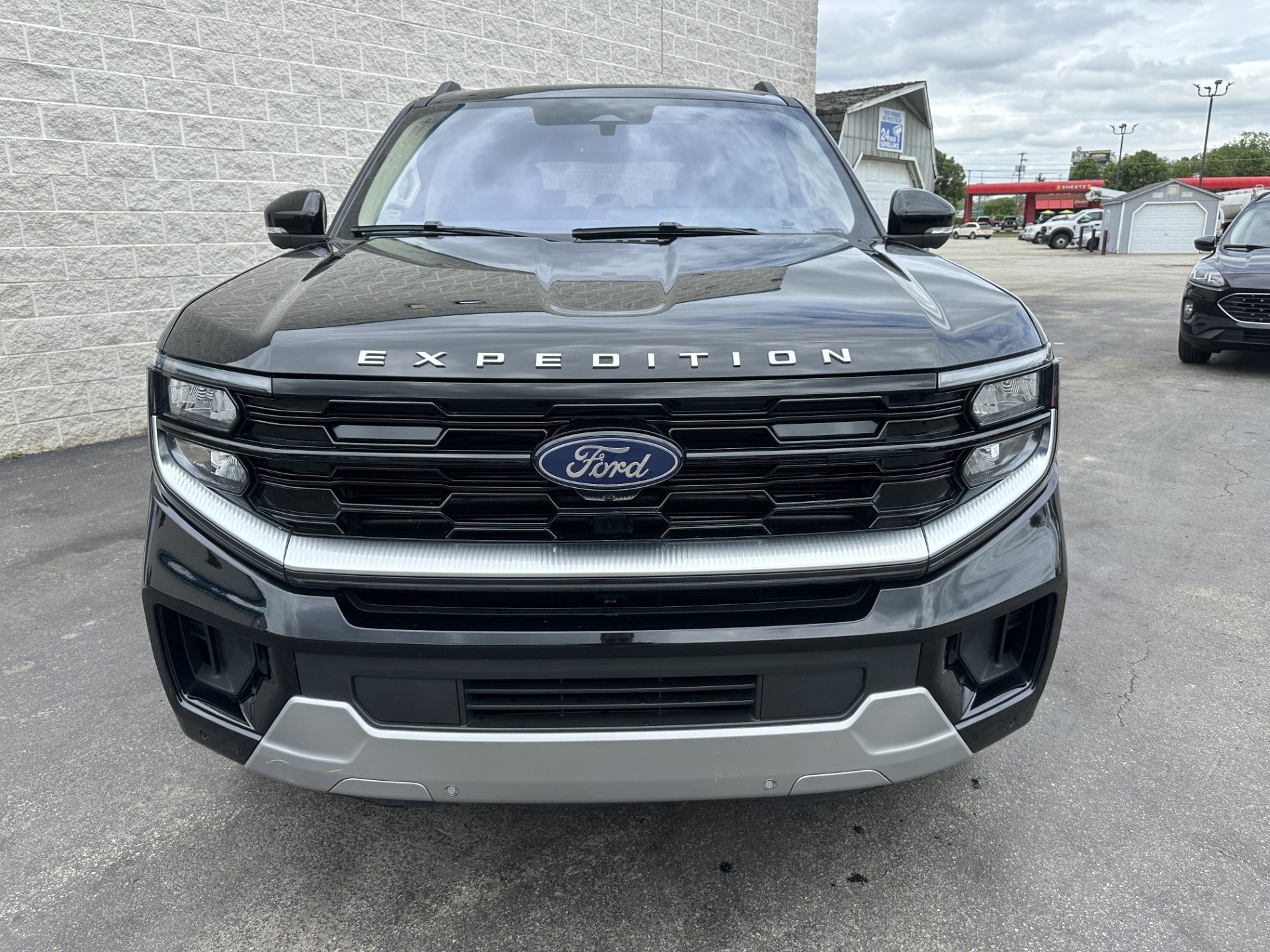 Certified 2025 Ford Expedition Platinum w/ Driver's Package AWD/4WD image 3
