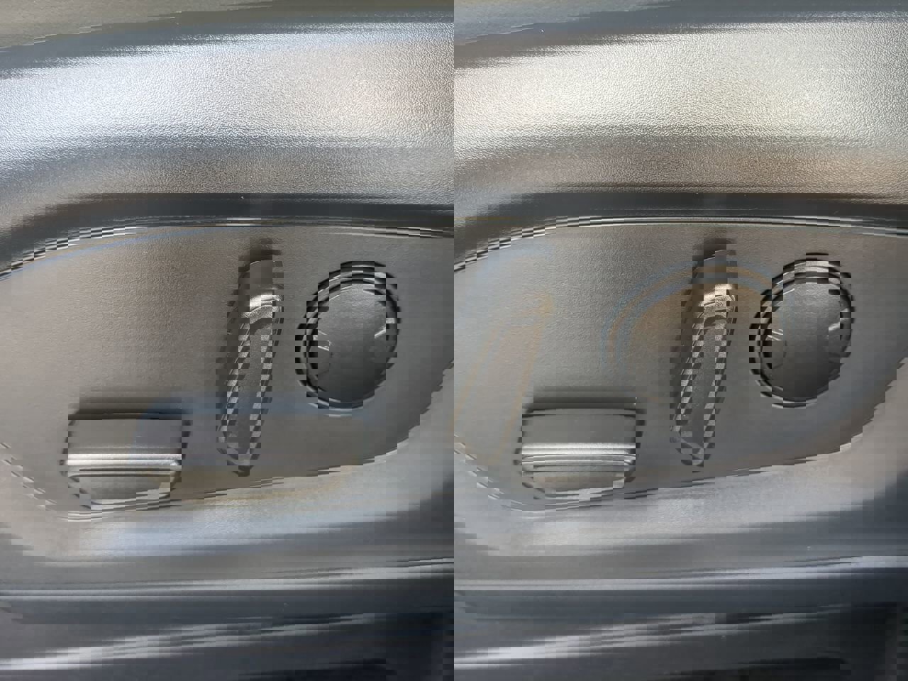 Certified 2025 Ford Explorer Active w/ Active Comfort Package image 30