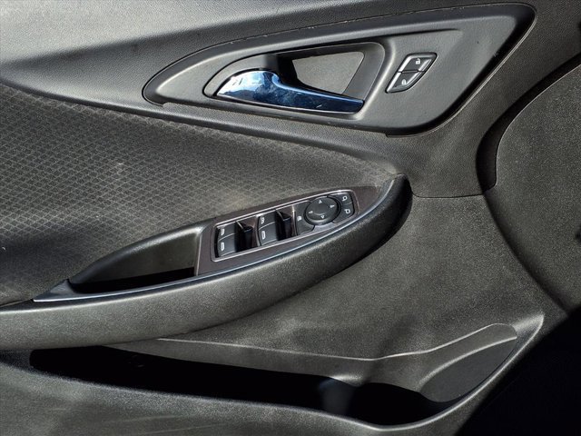 Used 2018 Chevrolet Malibu LT image 18