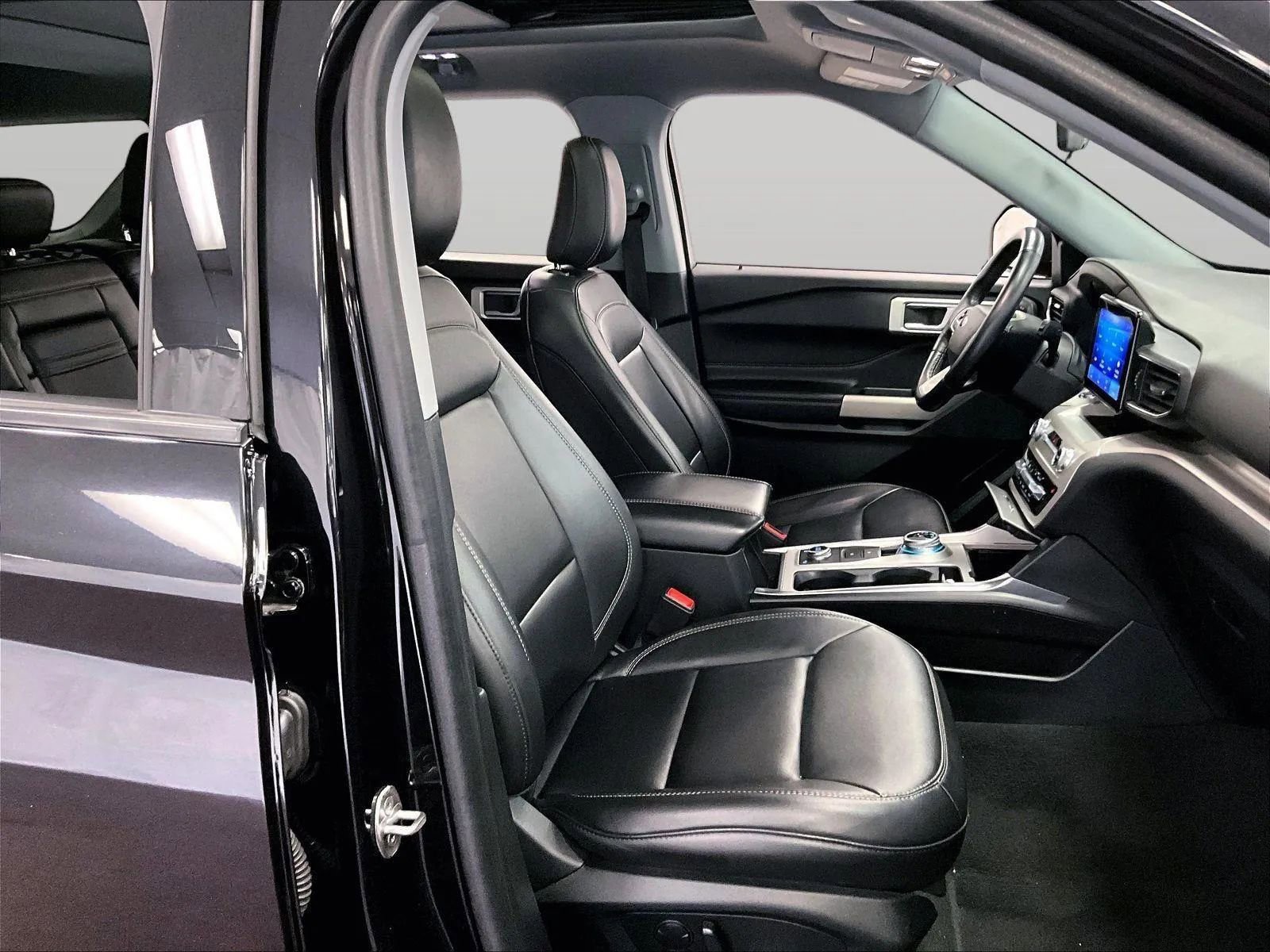 Certified 2022 Ford Explorer XLT w/ Equipment Group 202A image 7