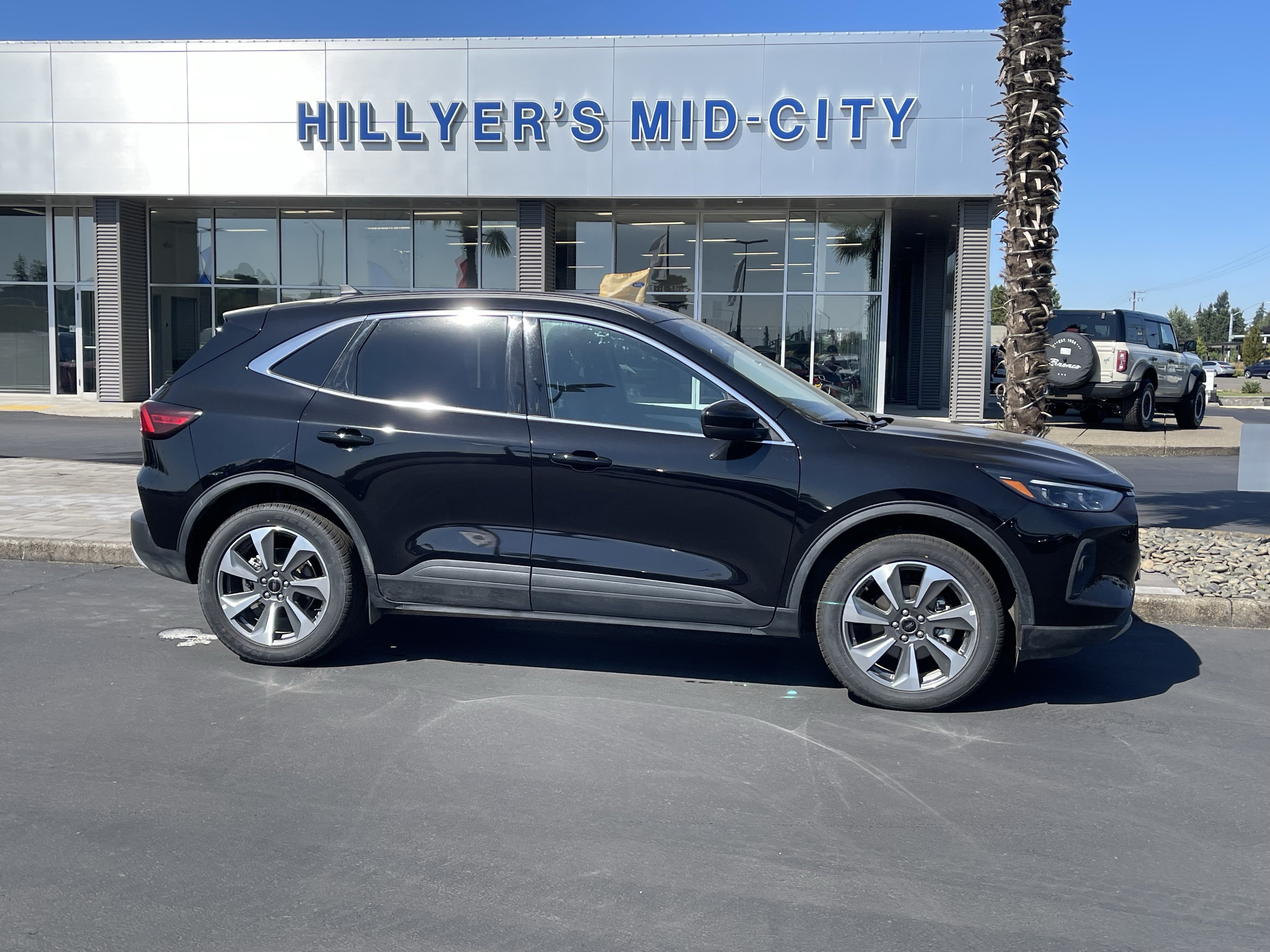 Certified 2025 Ford Escape Platinum AWD/4WD image 2