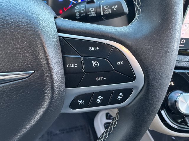Used 2024 Chrysler Pacifica Limited FWD image 24