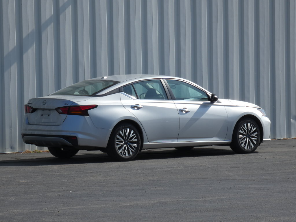 Used 2024 Nissan Altima 2.5 SV FWD image 3