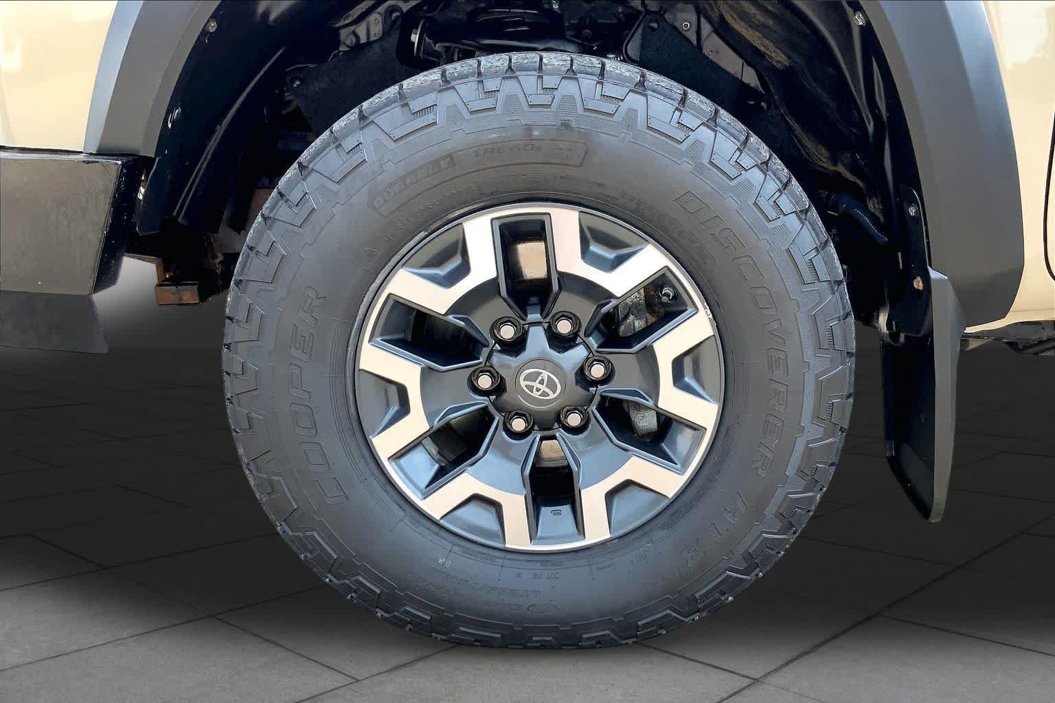 Used 2017 Toyota Tacoma TRD Off-Road w/ Tow Package AWD/4WD image 11