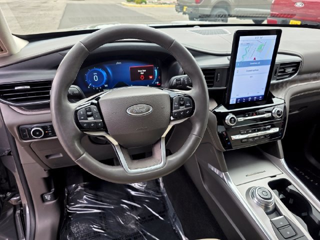 Certified 2024 Ford Explorer Platinum w/ Technology Package AWD/4WD image 18