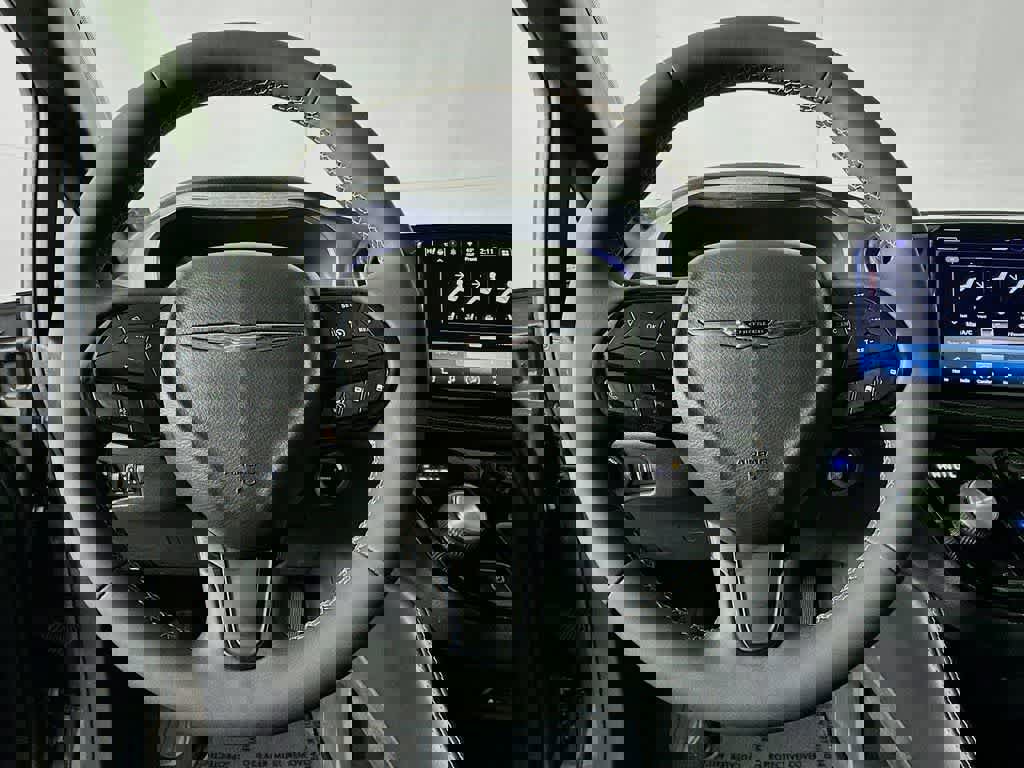 Used 2022 Chrysler Pacifica Limited w/ Uconnect Theater Family Group image 19