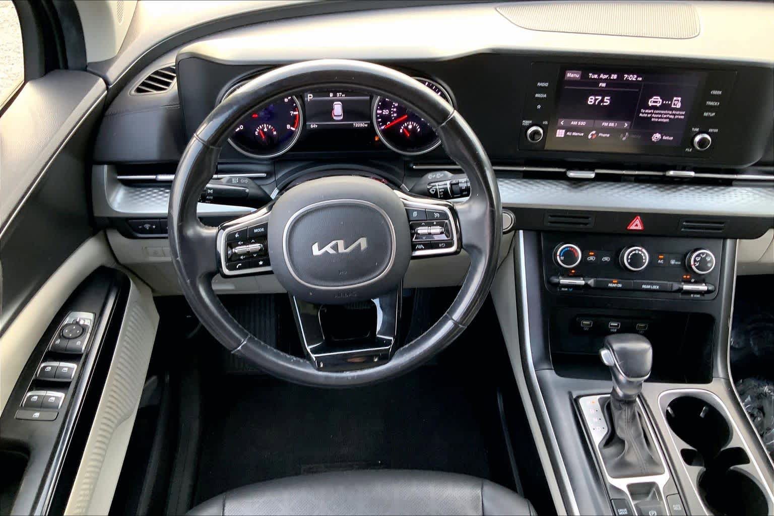Used 2022 Kia Carnival LX FWD image 6