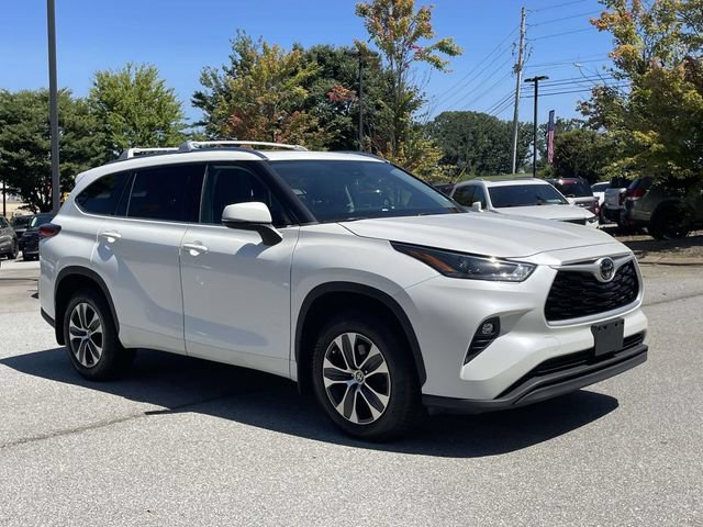 Used 2021 Toyota Highlander XLE AWD/4WD image 7