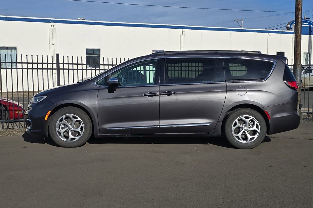 Used 2023 Chrysler Pacifica Limited FWD image 6