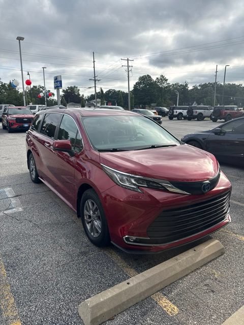 Used 2022 Toyota Sienna XLE FWD image 2