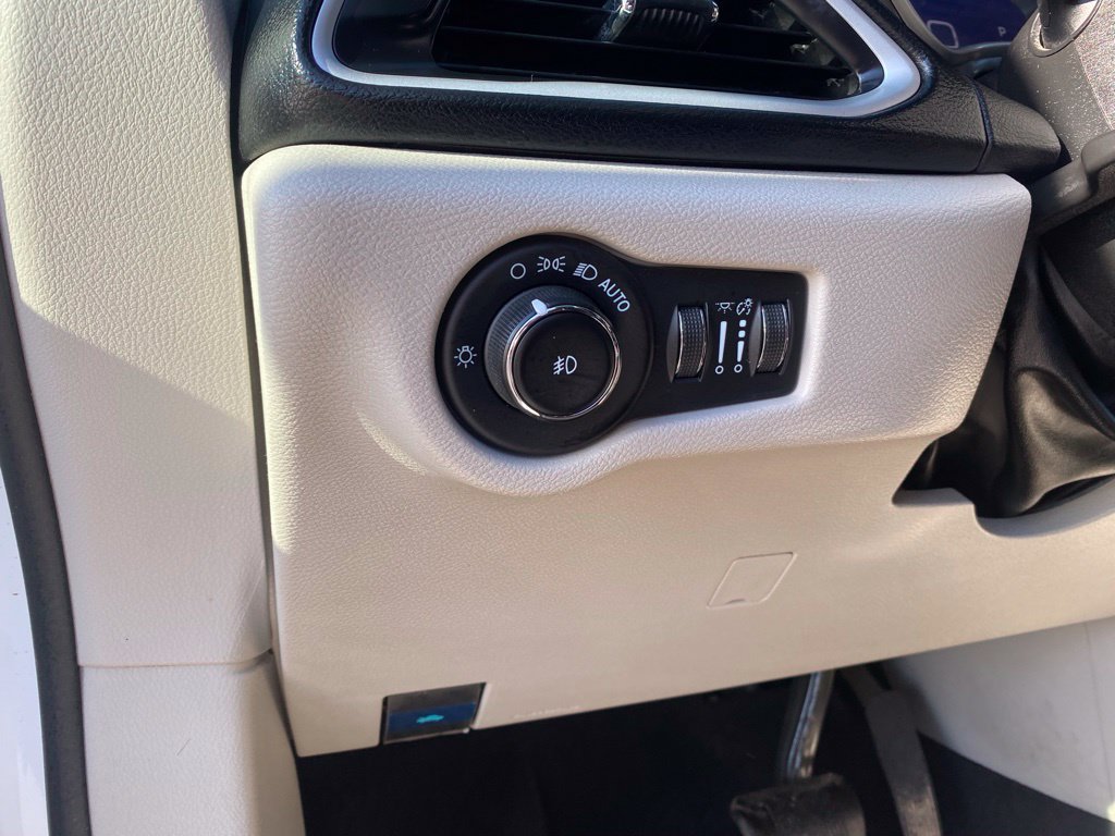 Used 2022 Chrysler Pacifica Touring-L FWD image 16