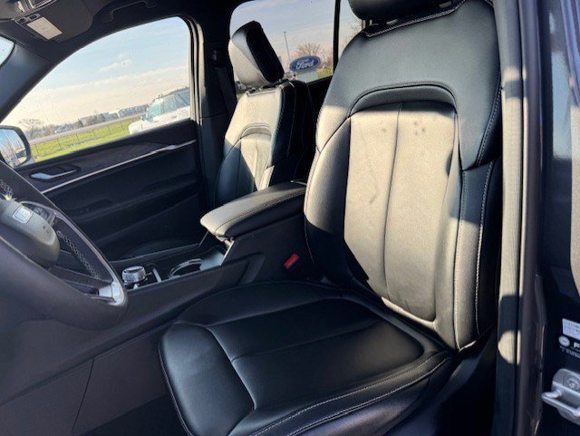 Used 2024 Jeep Grand Cherokee Limited w/ Black Appearance Package image 12