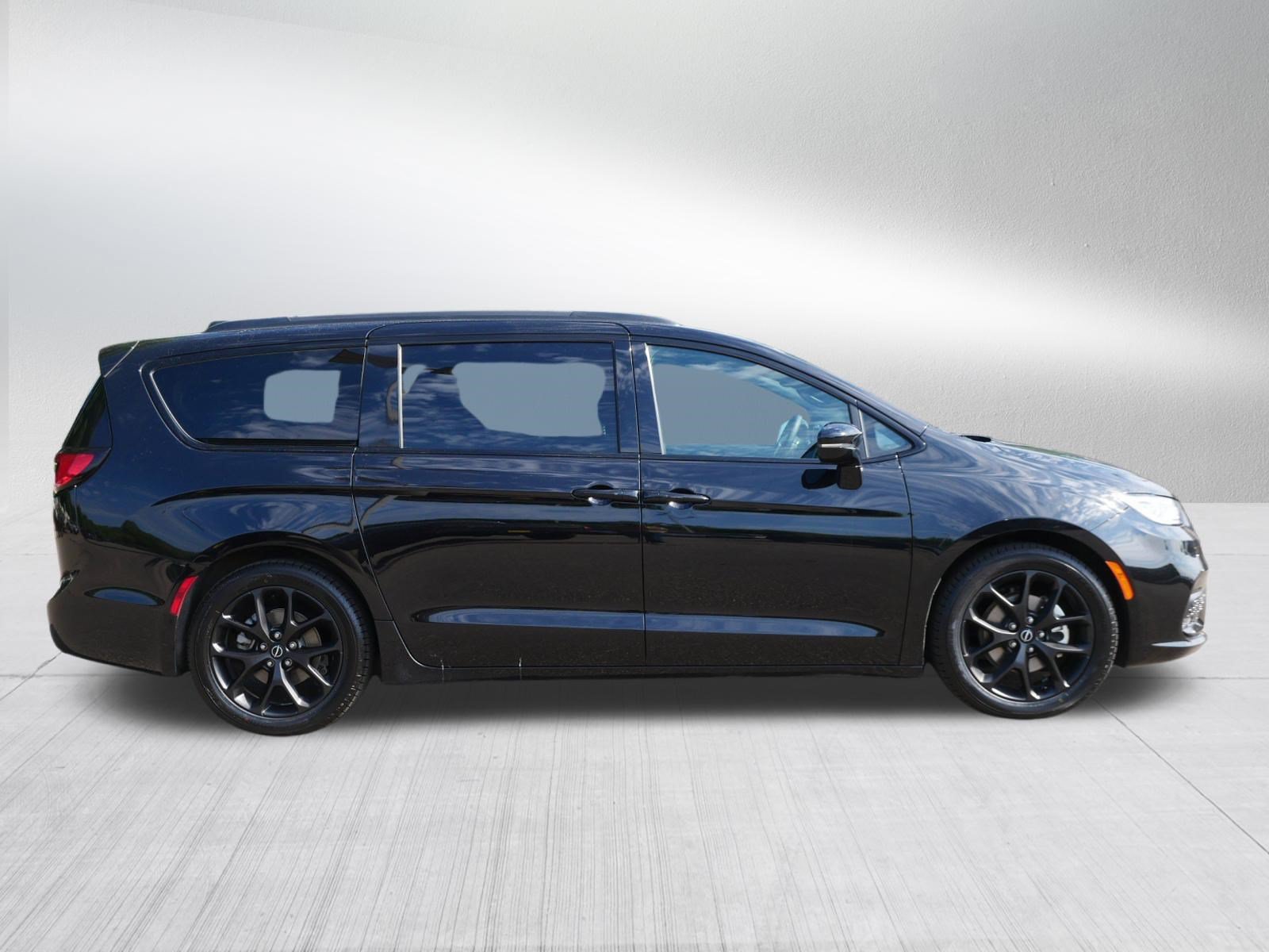 Used 2026 Chrysler Pacifica Limited w/ S Appearance Package FWD image 8