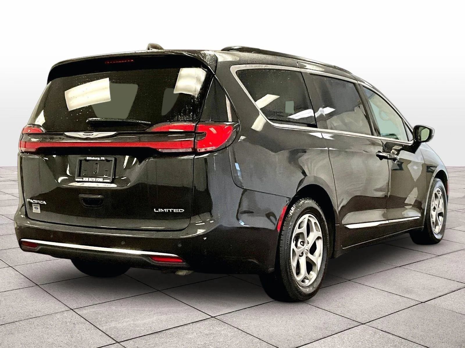 Used 2023 Chrysler Pacifica Limited FWD image 11